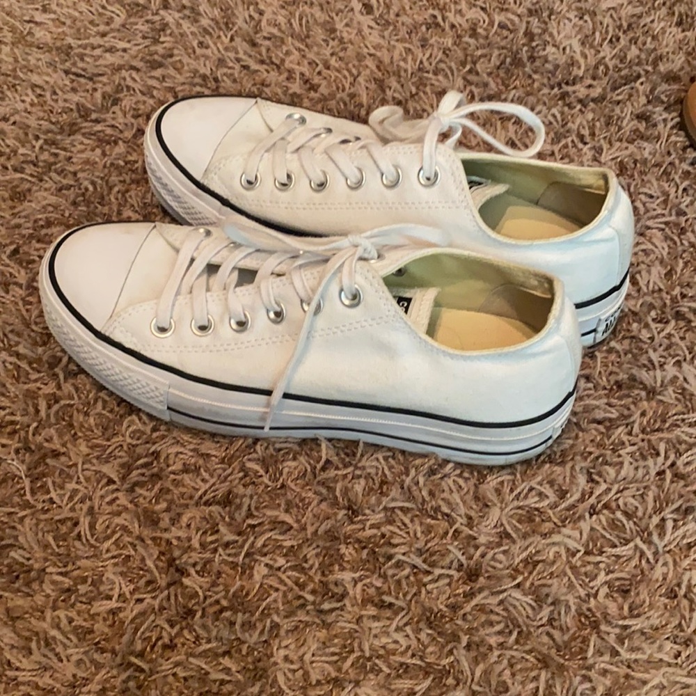 White converse low top platform size 7.5 women’s.